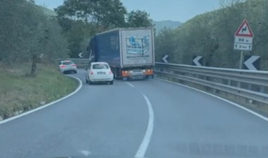 Pornassio chiude la Statale ai tir, dovranno prendere la A6