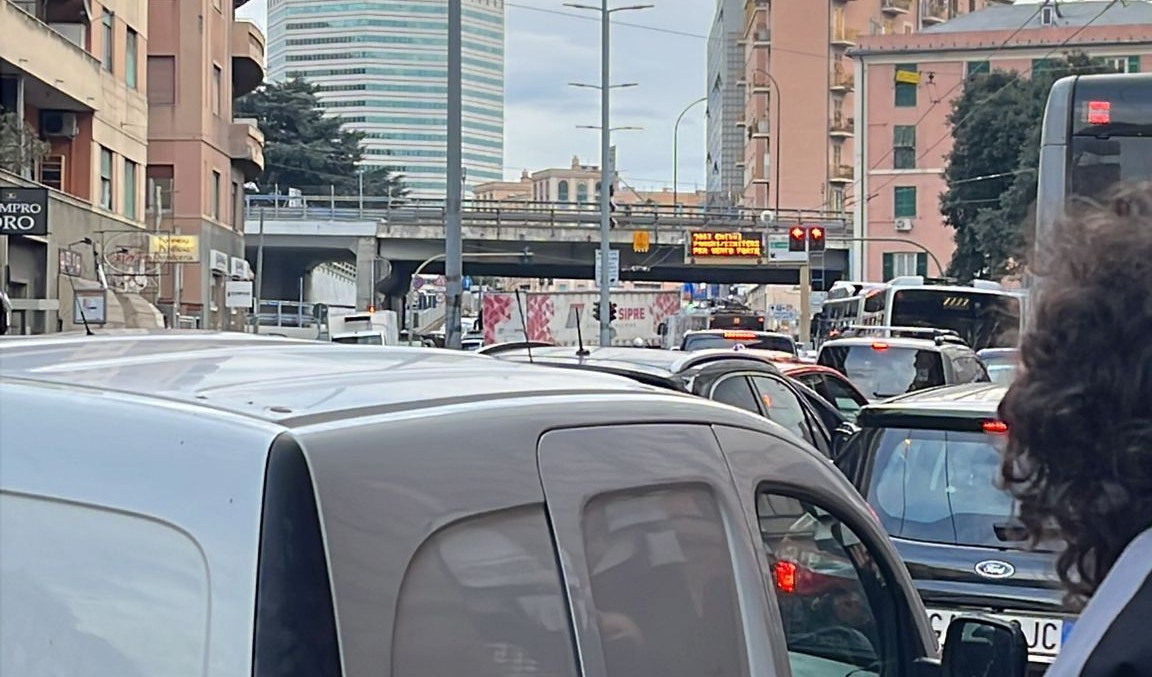 Genova, camion in avaria in via Cantore: traffico in tilt a Sampierdarena