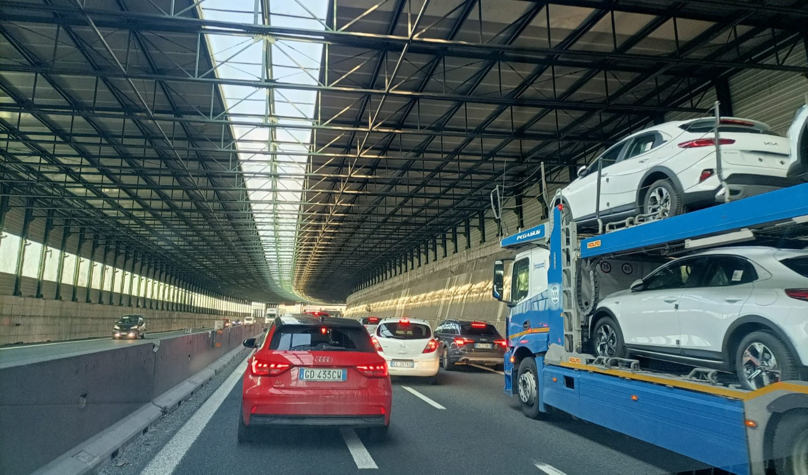 Caos autostrade, 4 incidenti a inizio mattina: code su A10, A12 e A26