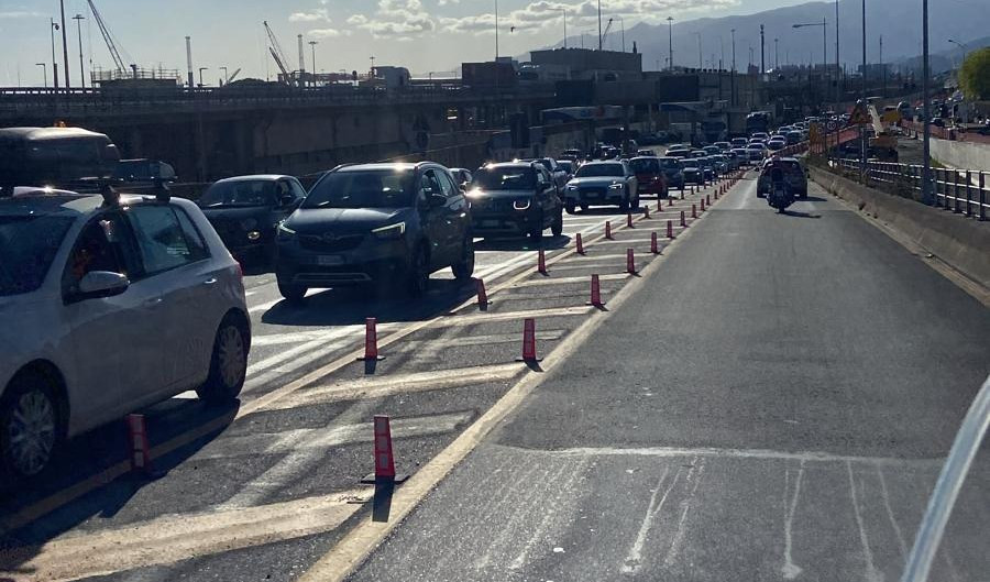 Scontro tra moto e due auto in sopraelevata, traffico in tilt a Genova