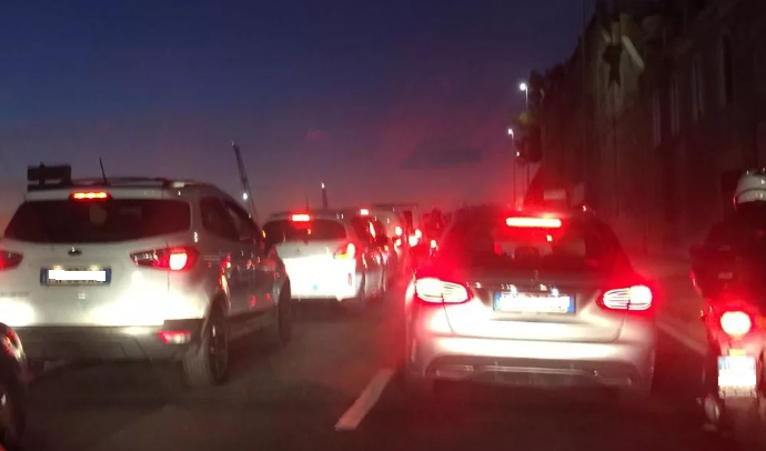 Incidente in Sopraelevata e shopping natalizio selvaggio: traffico in tilt a Genova