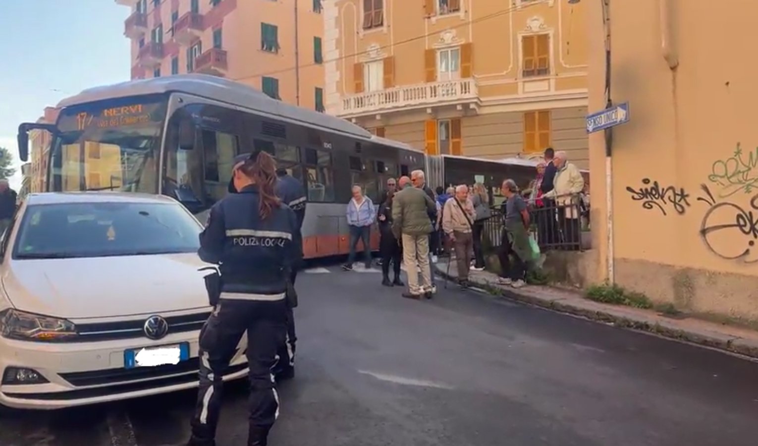 Genova, posteggia male l'auto e il bus non passa: traffico in tilt a Nervi