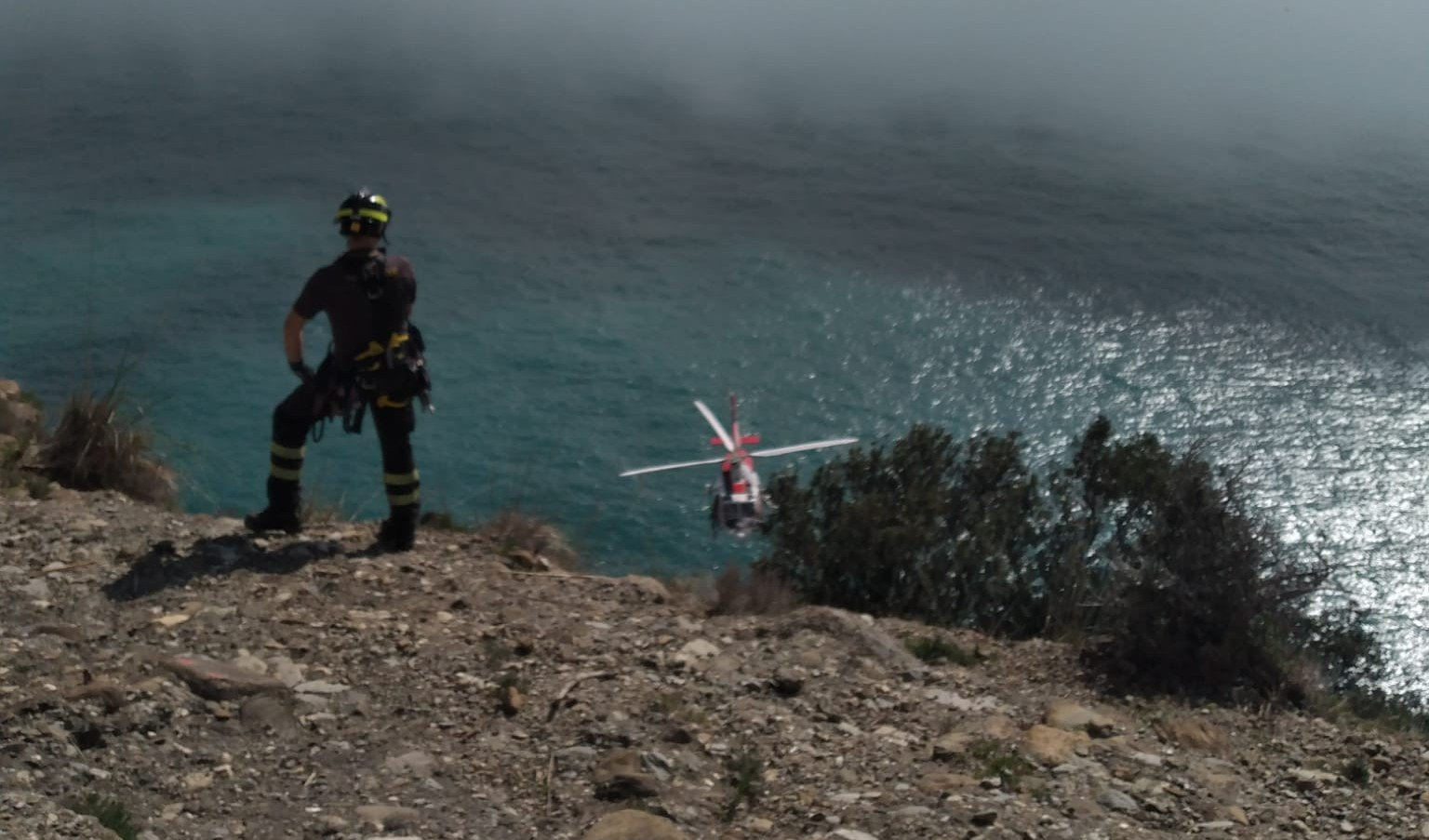 Camogli, elettricista di 30 anni muore dopo un volo di 50 metri