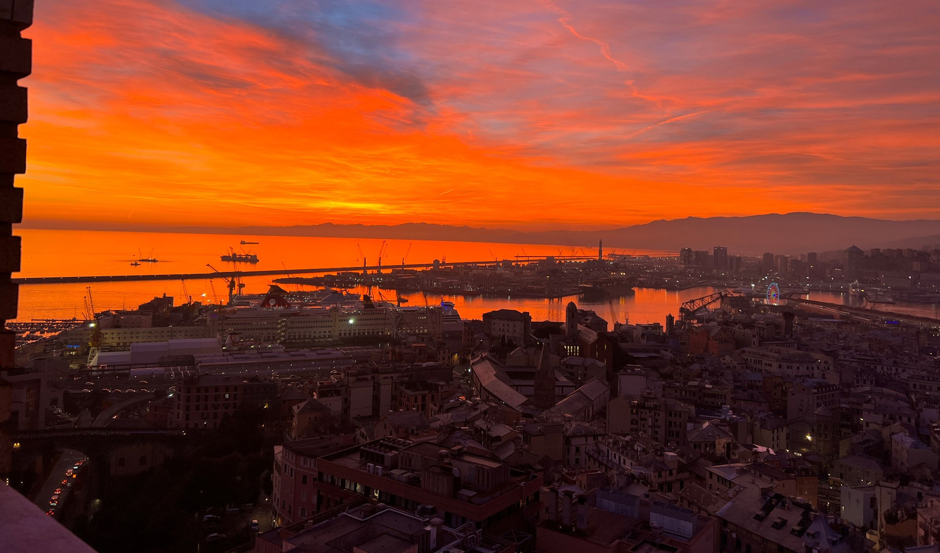 Tramonto rosso fuoco a Genova, le spettacolari immagini da Terrazza Colombo
