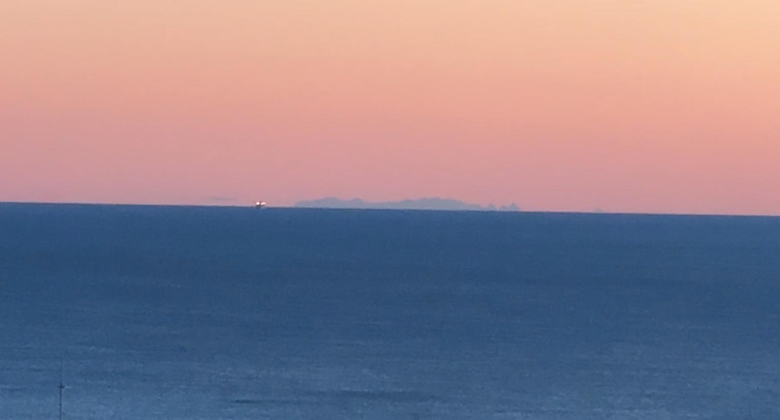 Il tramonto da Genova con vista sulla Corsica e l'isola di Capraia