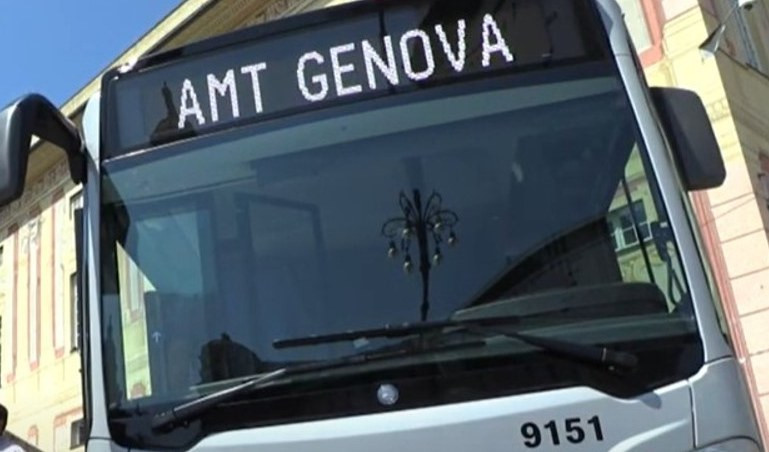 Genova, scontro bus-auto all'ingresso della Sopraelevata in via di Francia