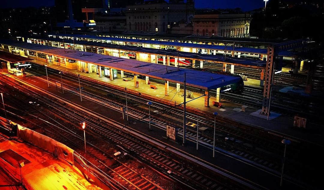 Genova, depresso per avere perso il lavoro: si getta sotto un treno
