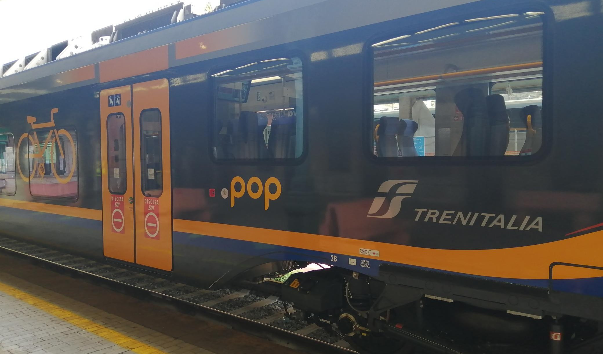 Uno dei treni regionali liguri Un treno su un binario