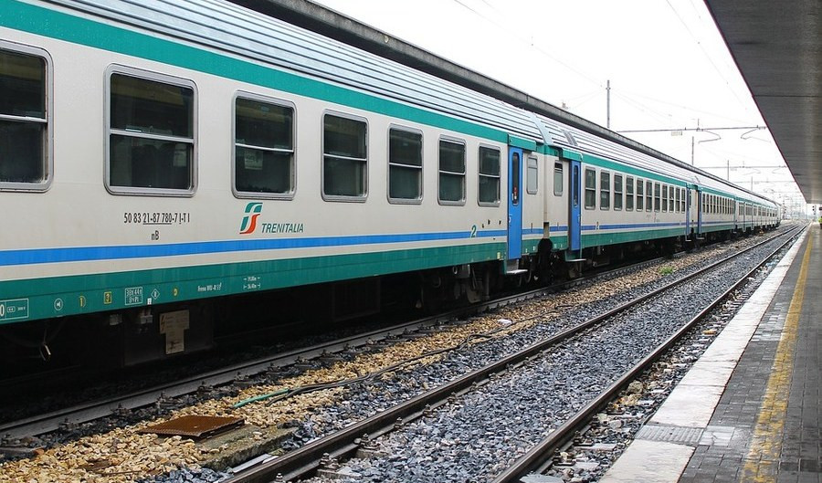 Ventimiglia, migrante muore folgorato sul tetto di un treno