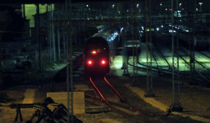 Savona, sale sul tetto di un treno e resta folgorato: 15enne gravissimo