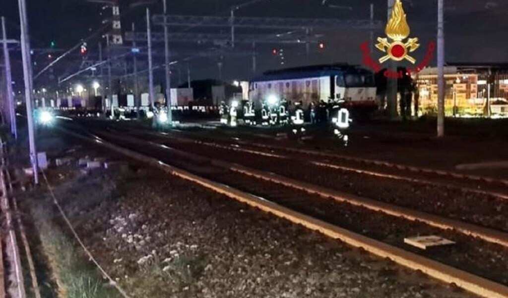 Merci esce dai binari a Firenze, treni deviati su Pisa-Genova