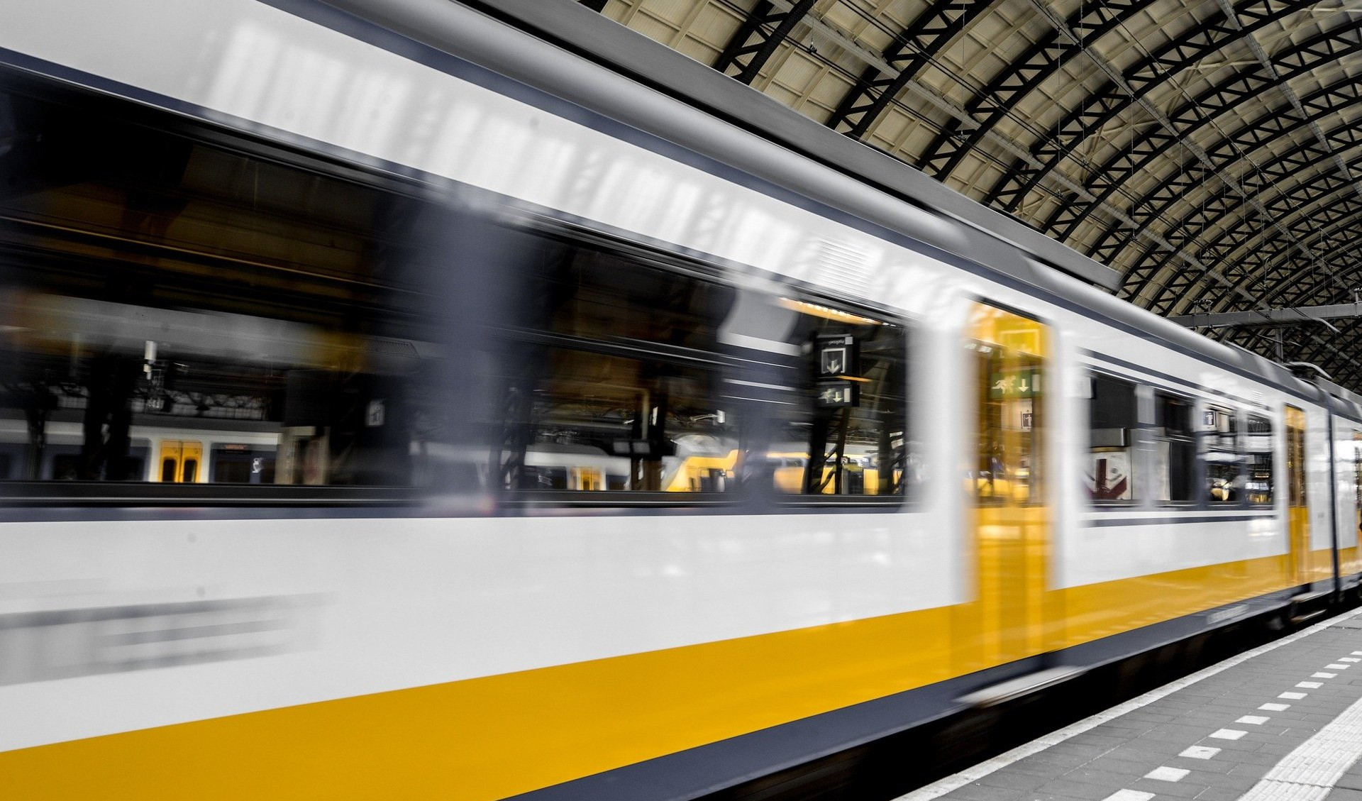 Undici treni in più nei weekend: dalla Lombardia alle riviere liguri