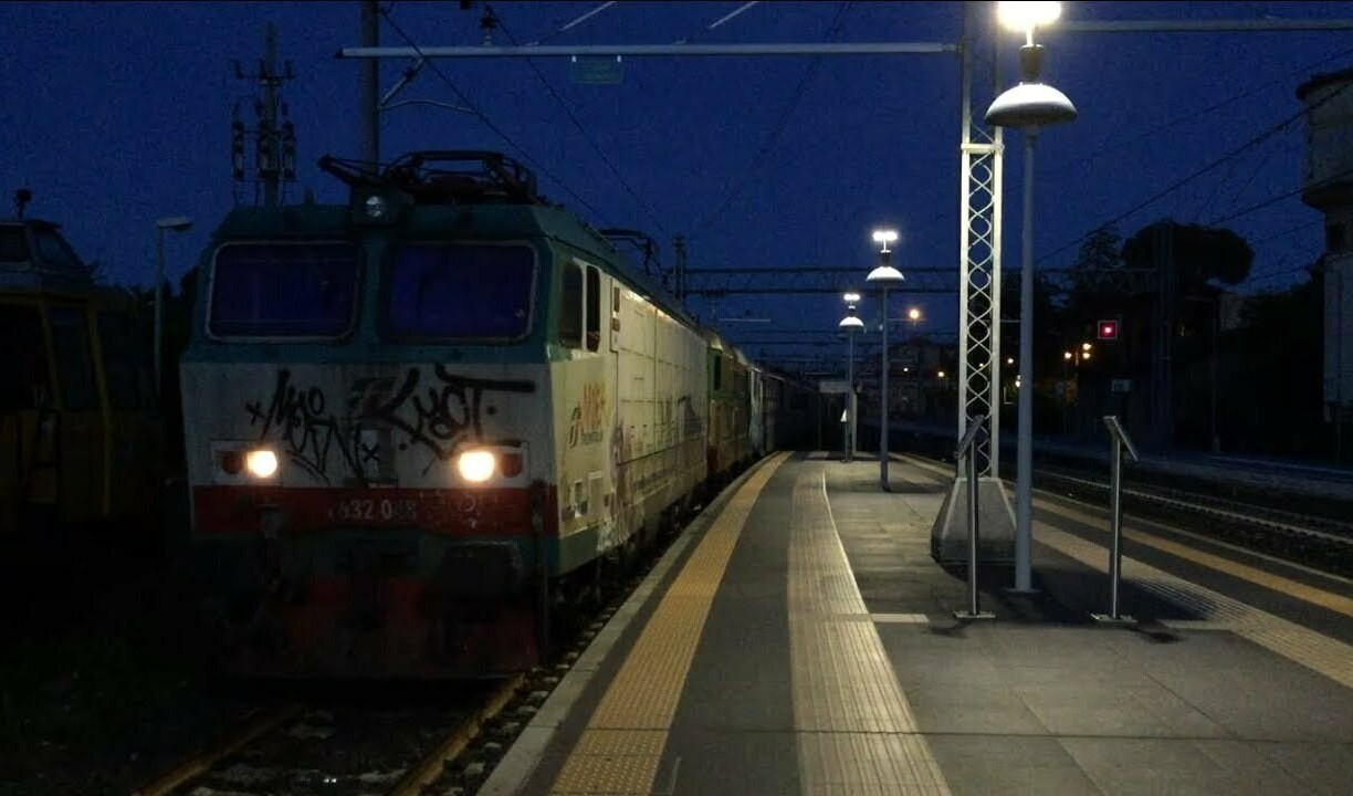 Rumore assordante nella notte: si rompe tromba di un treno merci