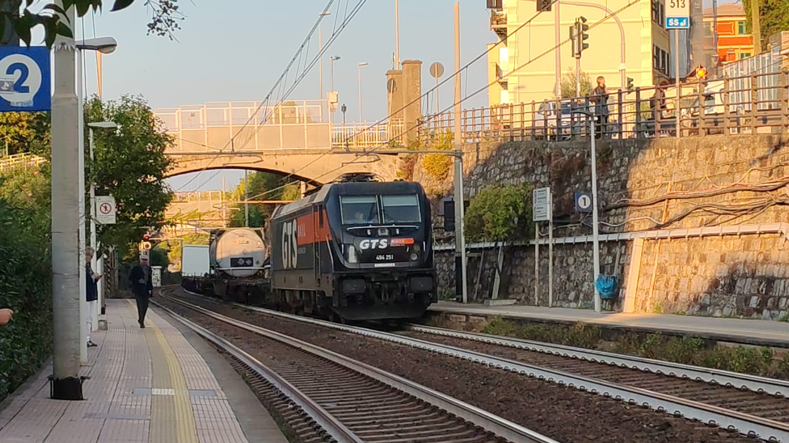 Il treno merci fermo sui binari tra Nervi e Recco