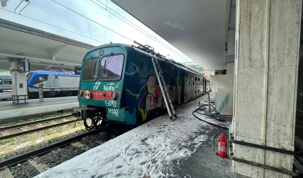 Treno regionale in fiamme, caos alla stazione ferroviaria della Spezia