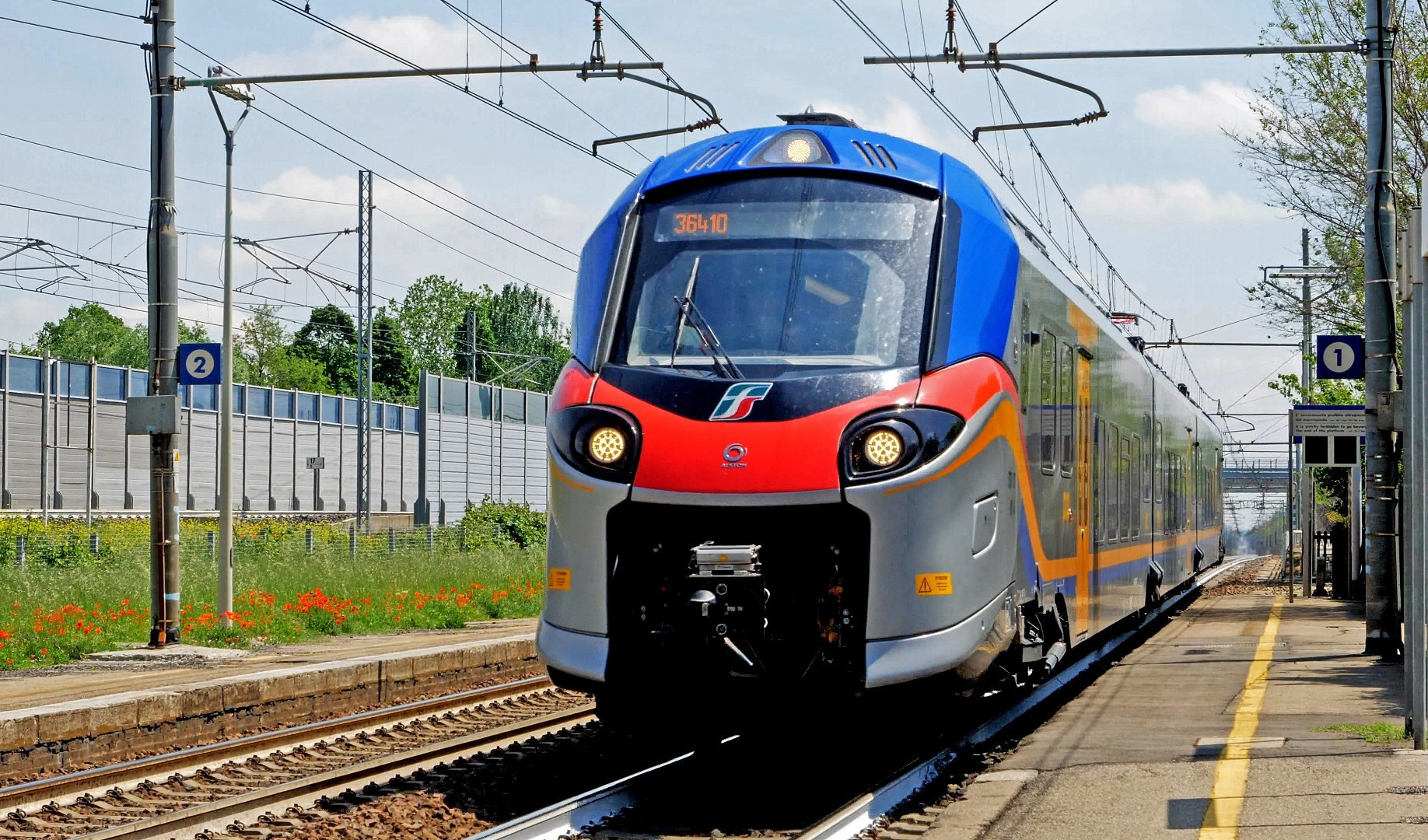 Treno in arrivo in una stazione ferroviaria Treno