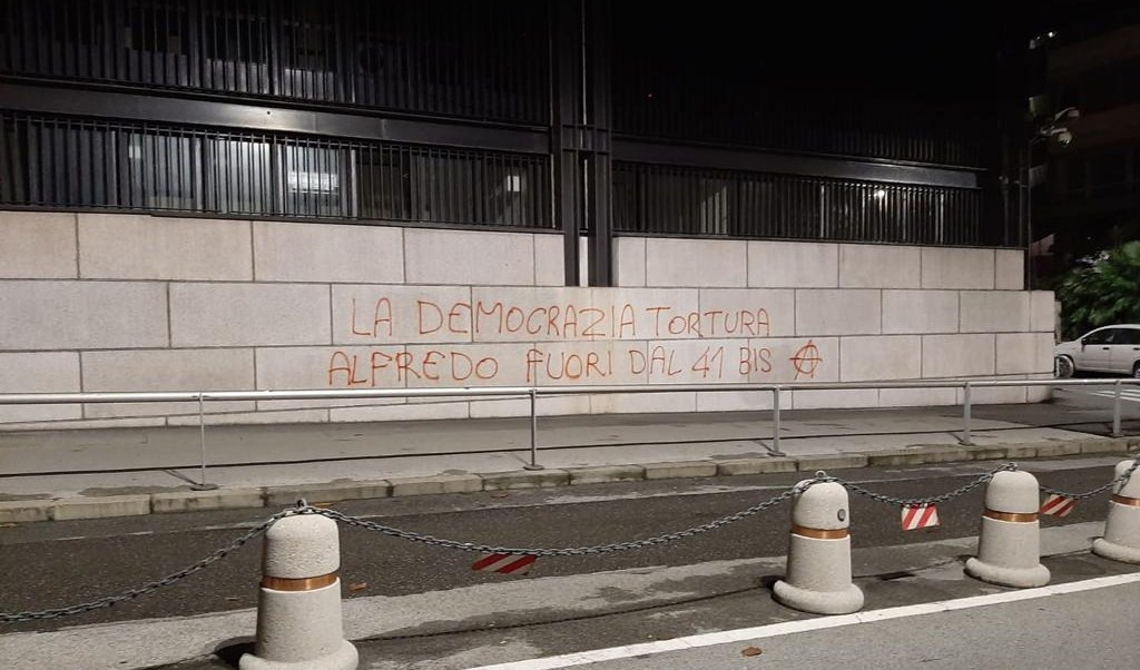 Genova, scritte anarchiche sui muri del tribunale di Genova
