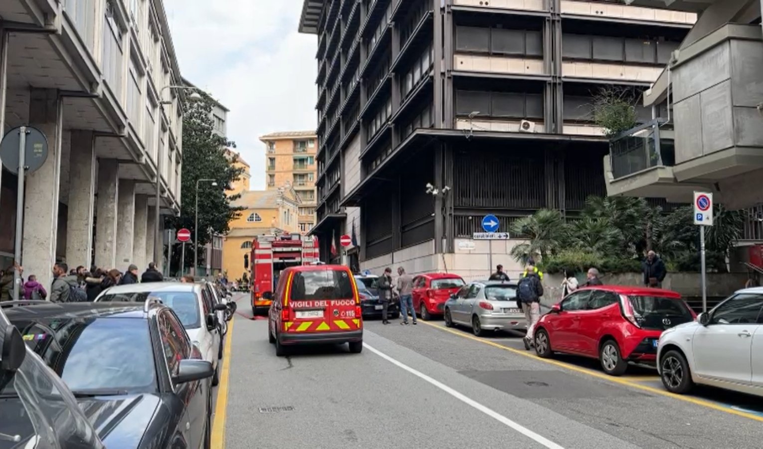 Telefonata anonima segnala un allarme bomba, evacuato il tribunale di Genova: isolata la zona 