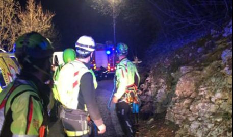 Triora, auto nel dirupo: giovane estratto vivo dalle lamiere