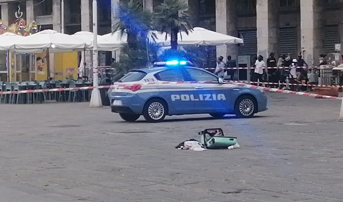 Genova, Piazza Caricamento isolata per trolley sospetto: artificieri sul posto
