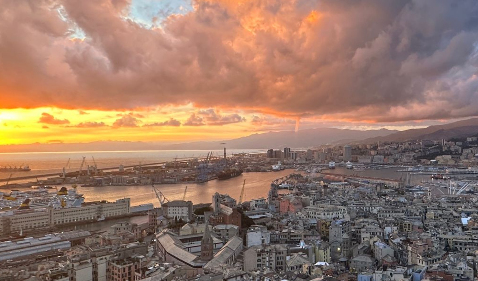 Spettacolare tromba marina su Genova