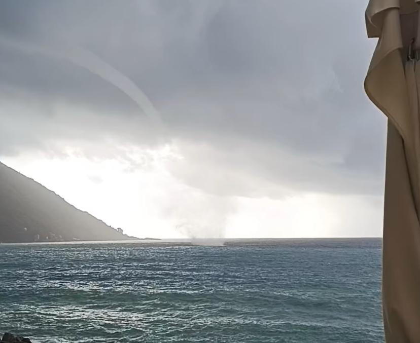 Maltempo in Liguria, tromba marina tra Recco e Camogli: il video