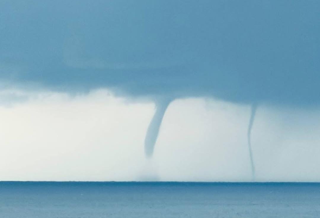 Tromba marina al largo di Genova e Tigullio, le immagini dalla costa