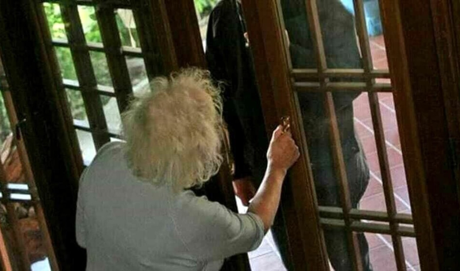 Genova, ragazza aiuta anziana a portare la spesa a casa e la deruba