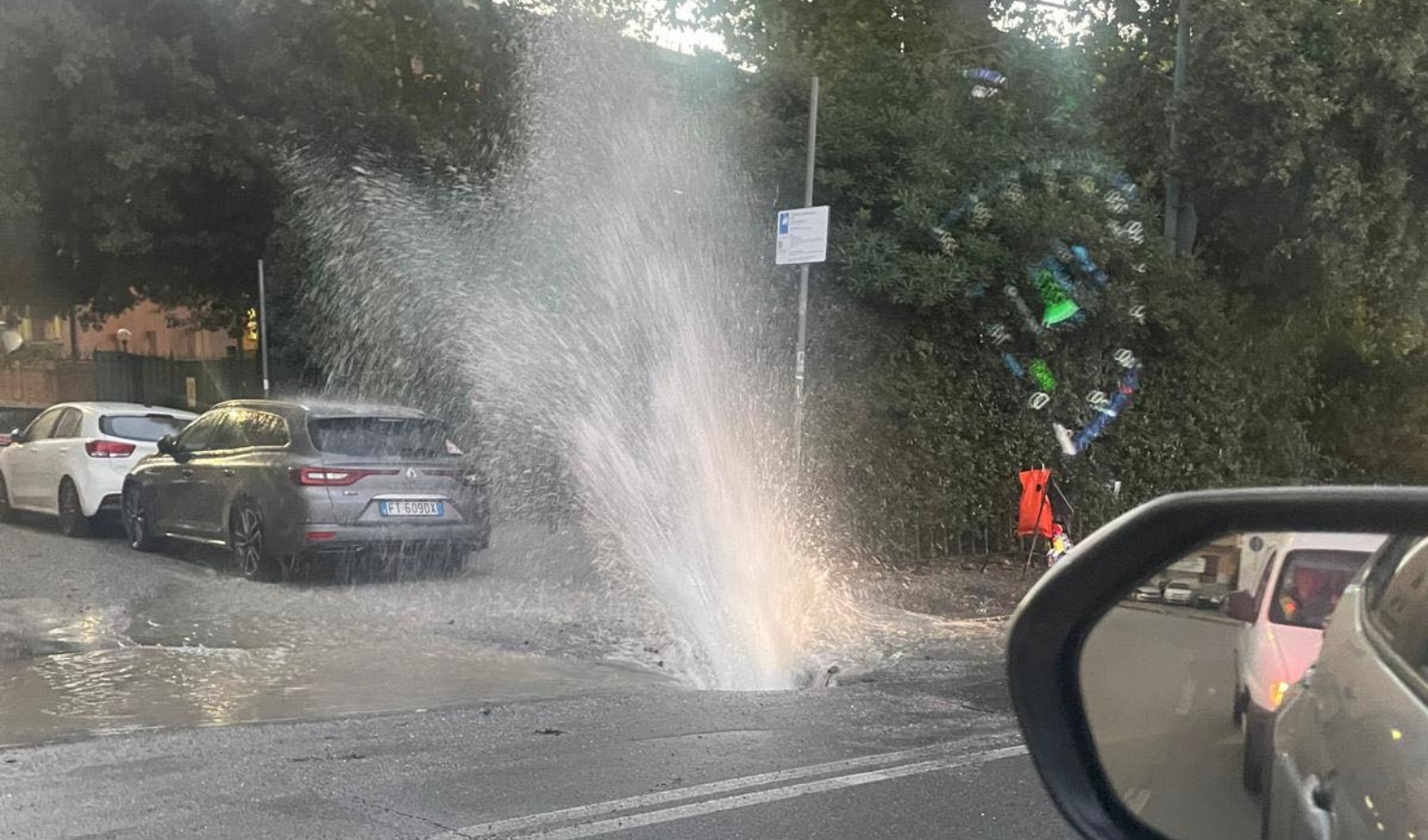 Esplode tubatura in via Reti, mattina di allagamenti e traffico in tilt a Sampierdarena