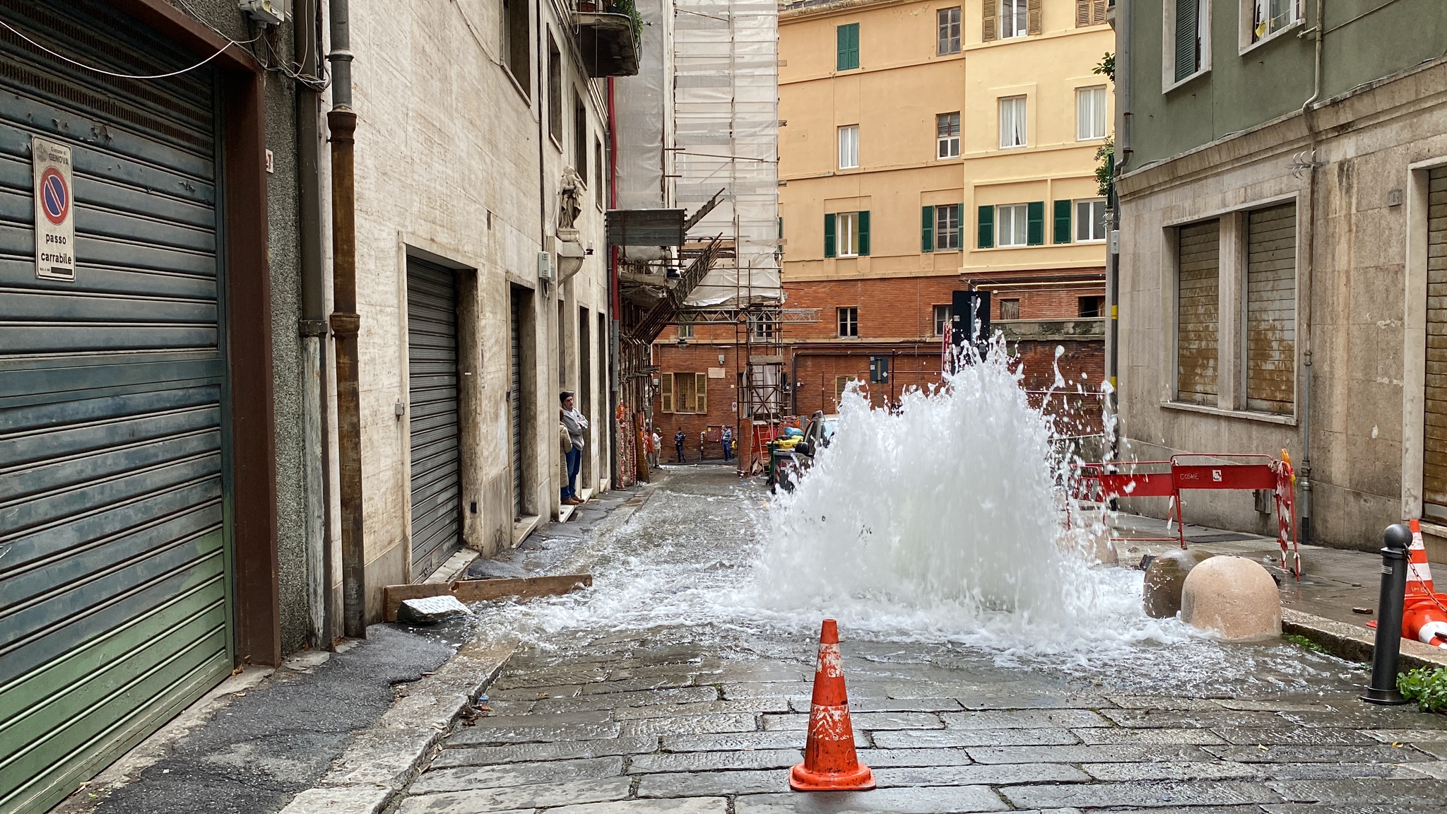 Genova, esplode tubatura: strada chiusa e rubinetti a secco