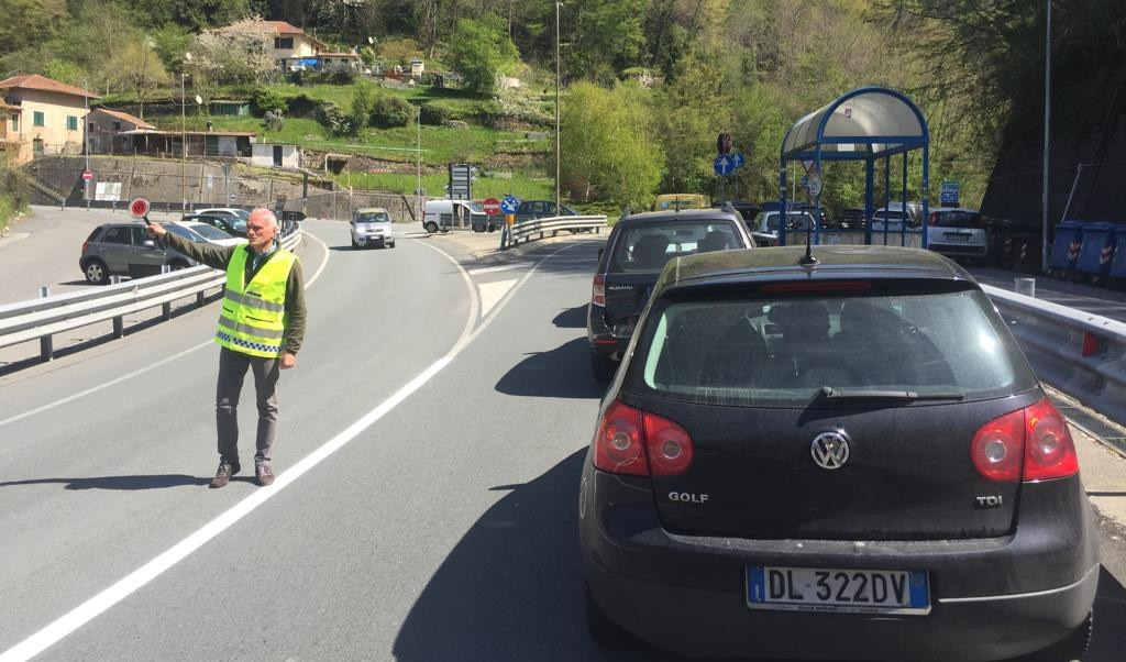 Riapre il tunnel Ferriere, traffico in tilt e il sindaco fa il vigile (l’unico)