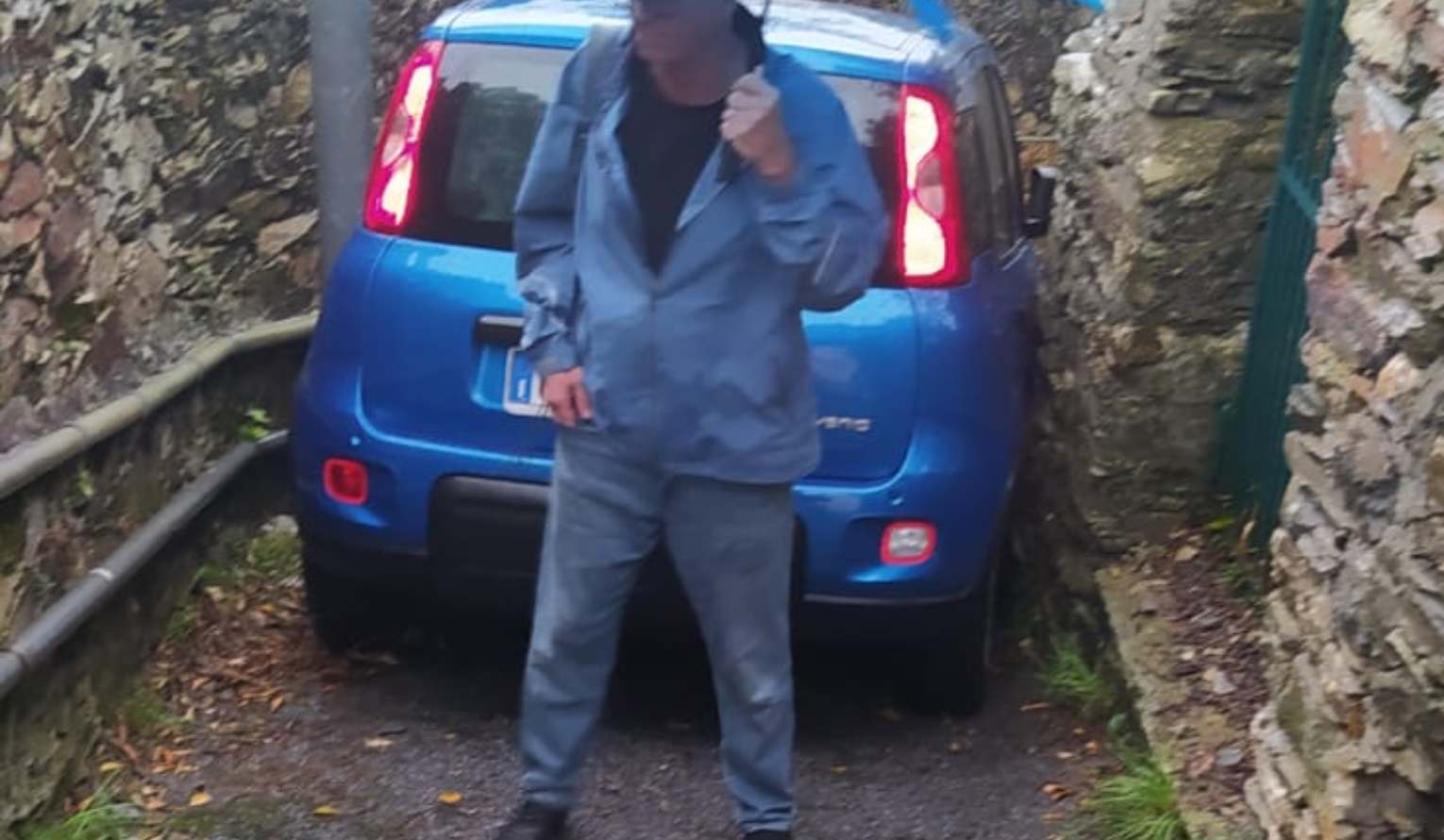 L'auto incastrata a Sant'Ilario