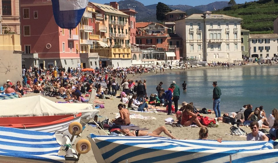 La Pasqua colora la Liguria, riecco i turisti: assalto a spiagge, hotel e ristoranti