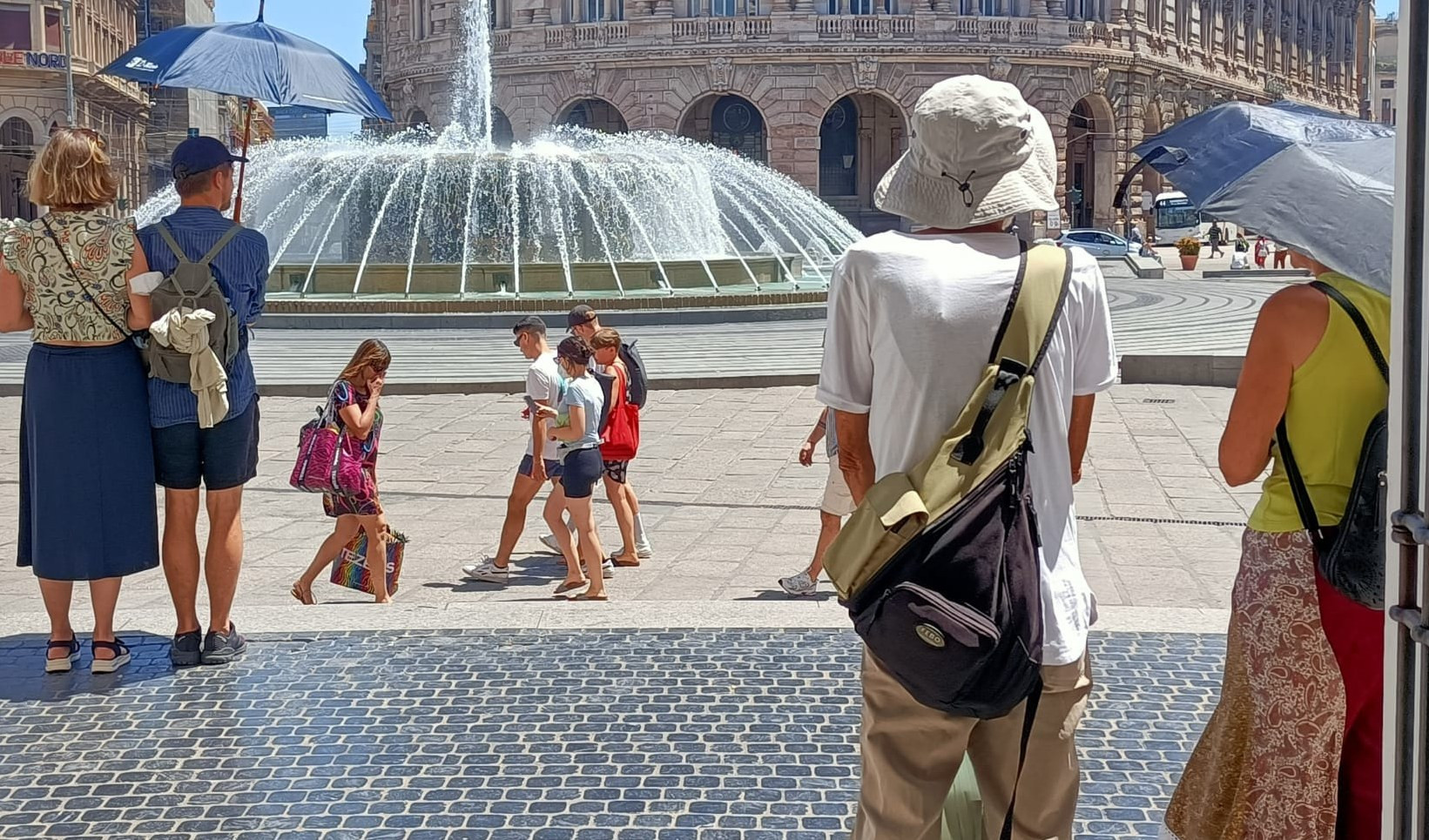 Genova, De Ferrari bollente: la fontana diventa una piscina