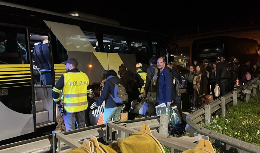 A12, pullman si rompe: 50 giovani passeggeri messi in salvo