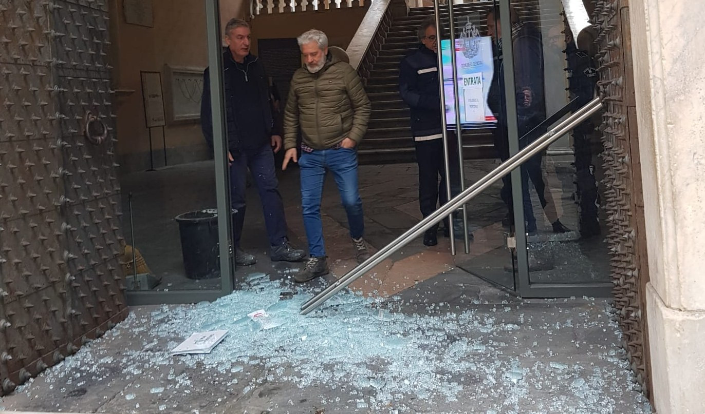 Genova, vetro in frantumi a palazzo Tursi: vigile ferito