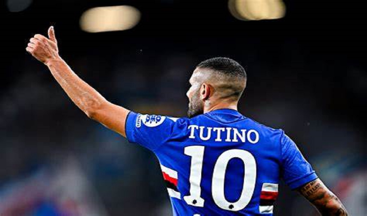 Un calciatore della Sampdoria fa segno 