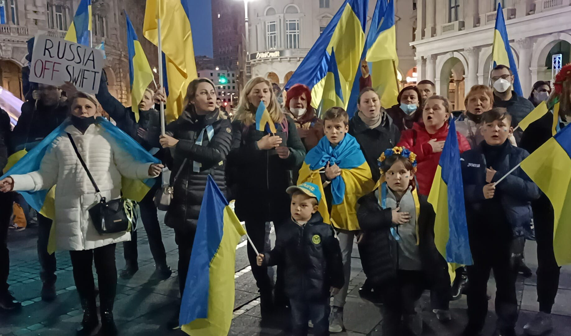 La Liguria abbraccia l'Ucraina, oltre 2mila a De Ferrari: s'Illumina il palazzo della Regione
