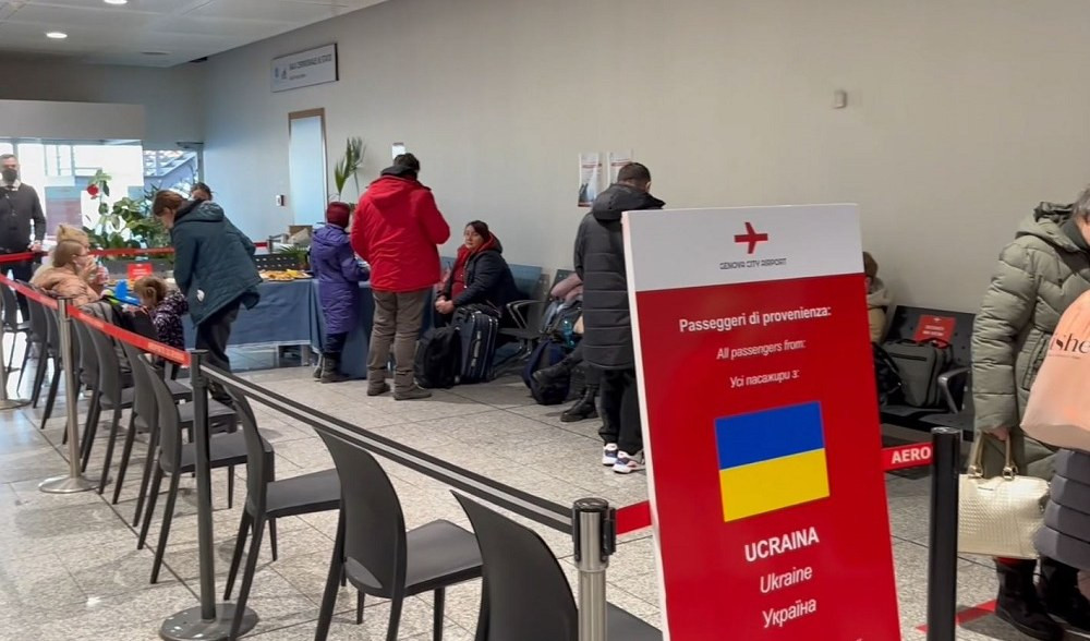 Genova, riapre l'Aeroporto: primo volo da Bucarest con profughi ucraini