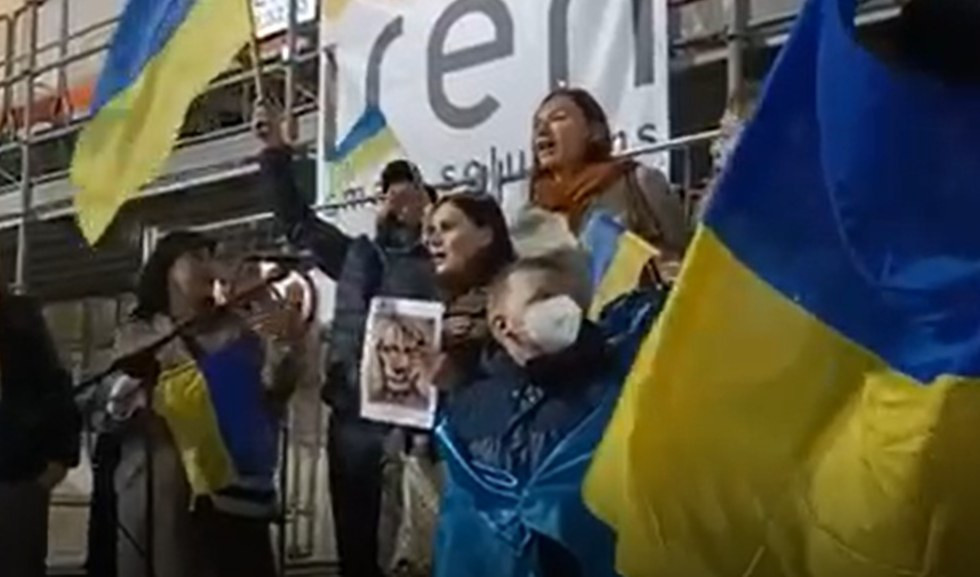 Gli ucraini di Genova a De Ferrari per la pace (video)