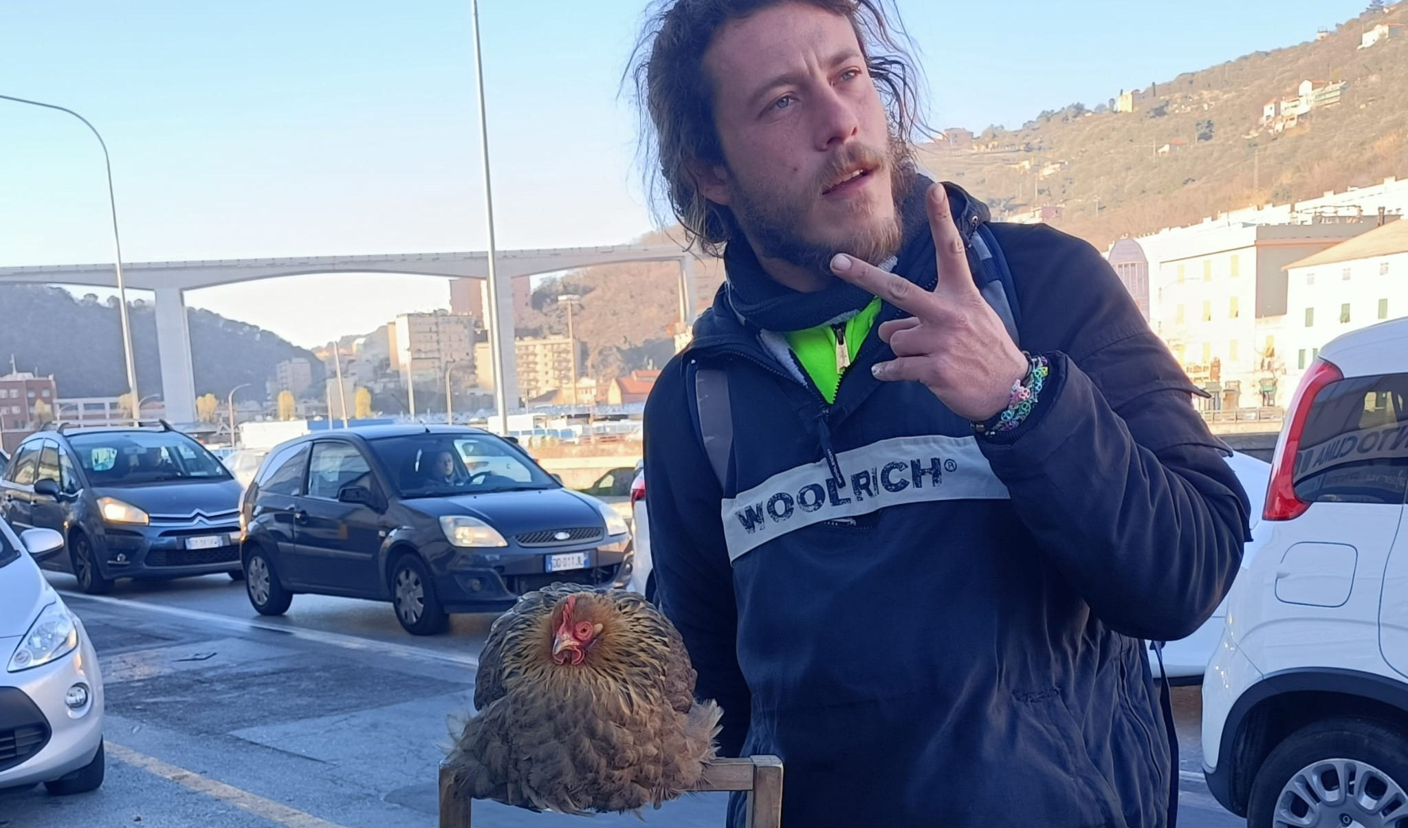 Genova, Ulisse giramondo con bici e gallina: 