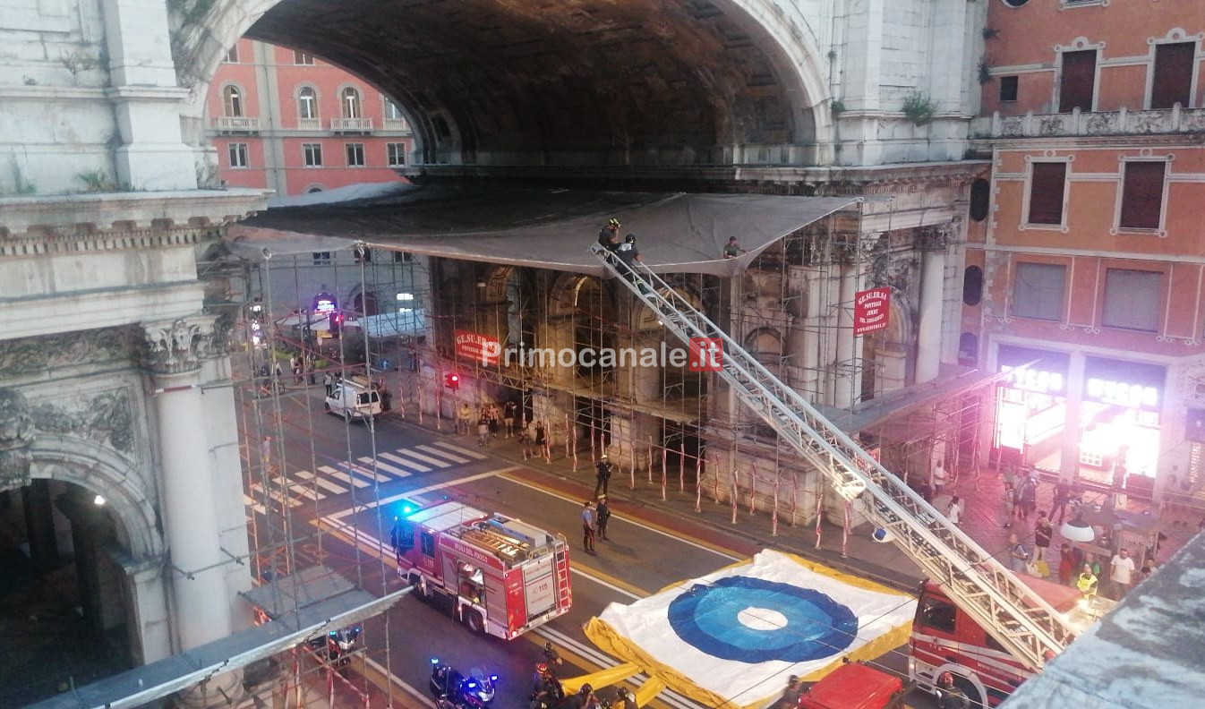 Genova, urla e minaccia di buttarsi dal ponte Monumentale di via XX Settembre