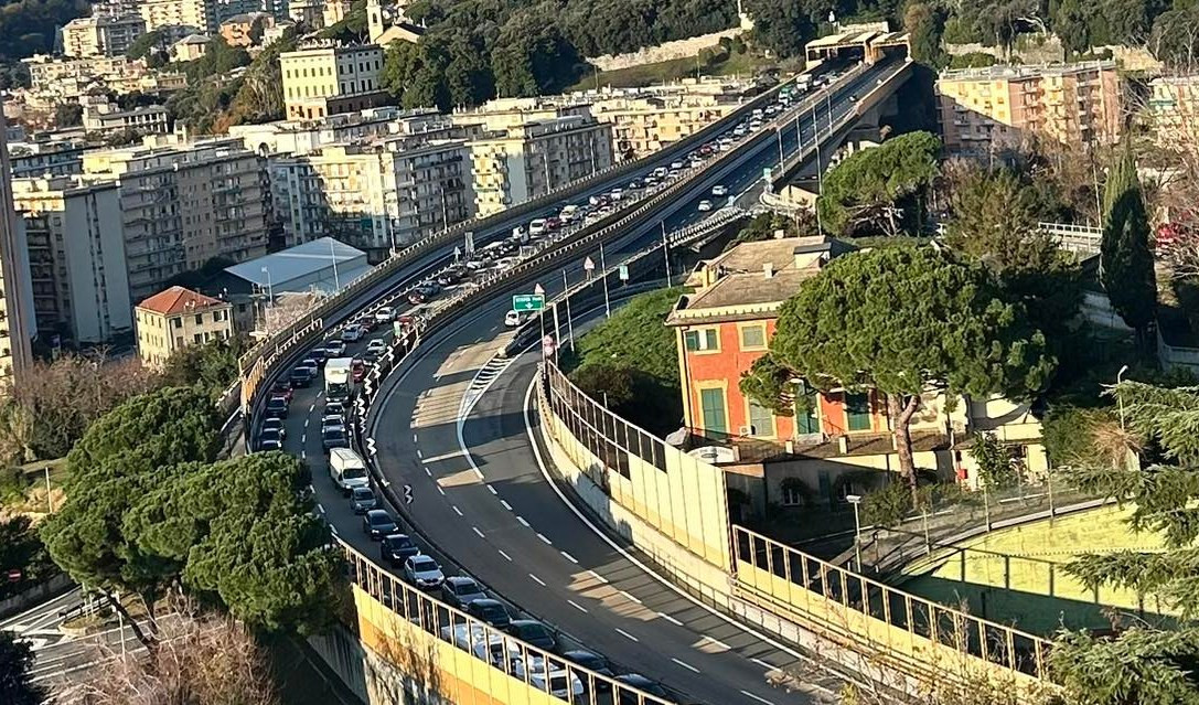 Furgone perde valigie per il vento, incidente in A10: code da Pra' verso Genova
