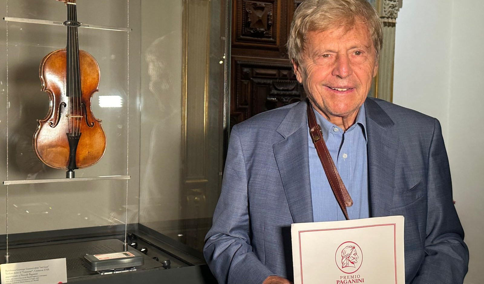 Anziano vicino a un violino
