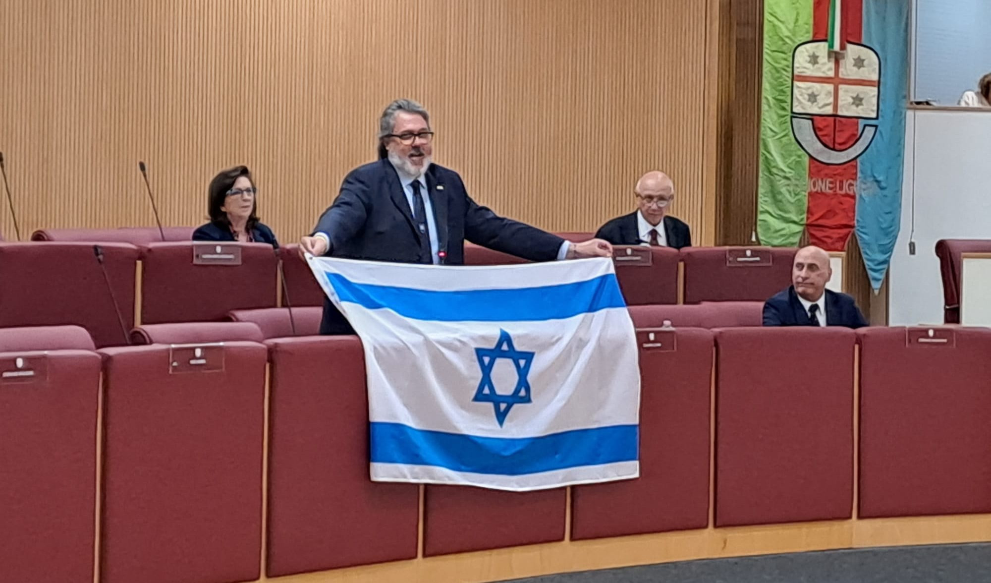 Minuto di silenzio per Israele in Consiglio Regionale, Vaccarezza (Cambiamo) espone la bandiera
