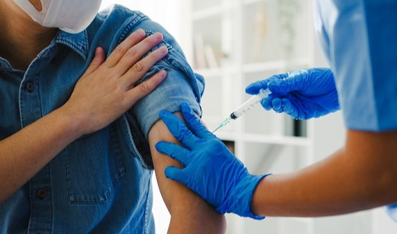 Covid, quasi 500 dosi di vaccino anti Omicron somministrate in Liguria 