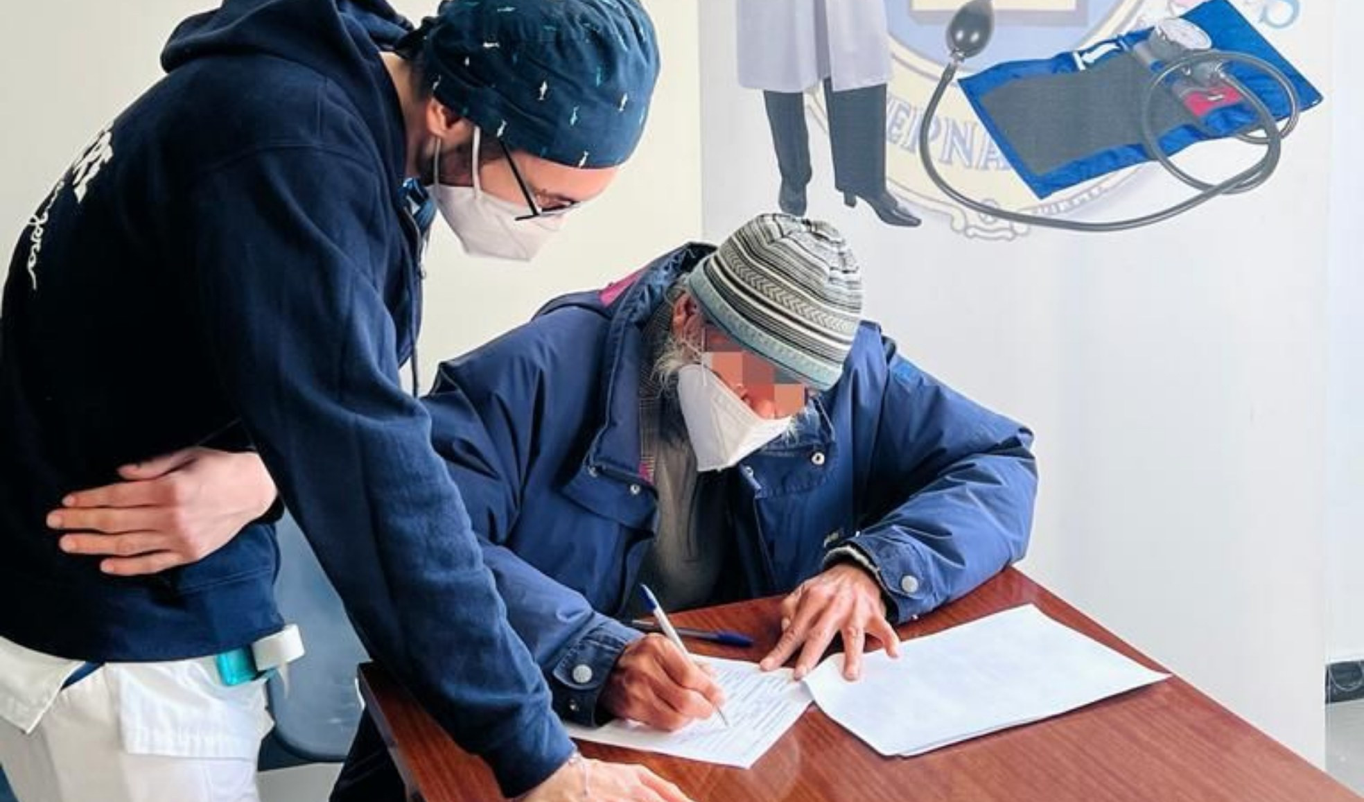 Vaccini per immigrati, clochard e anziani al via in una farmacia di Begato: in fila 20 persone