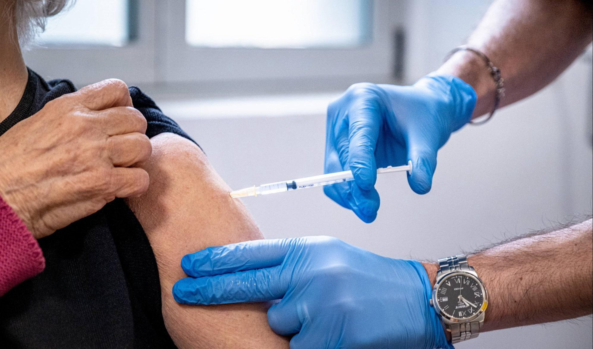 Vaccini anti-covid, il 60% eseguiti nelle farmacie liguri