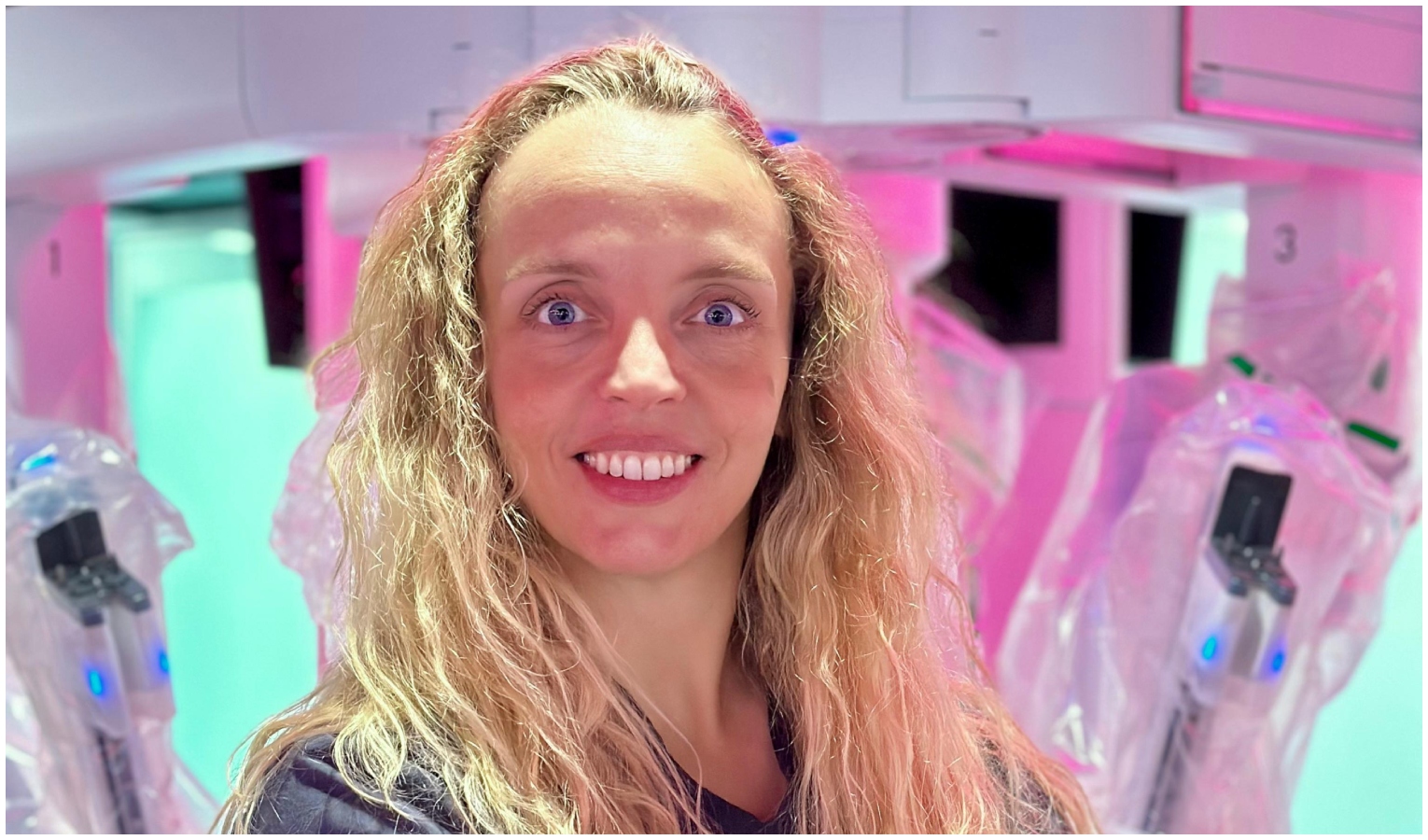 La chirurga Valentina Valle davanti al robot Da Vinci