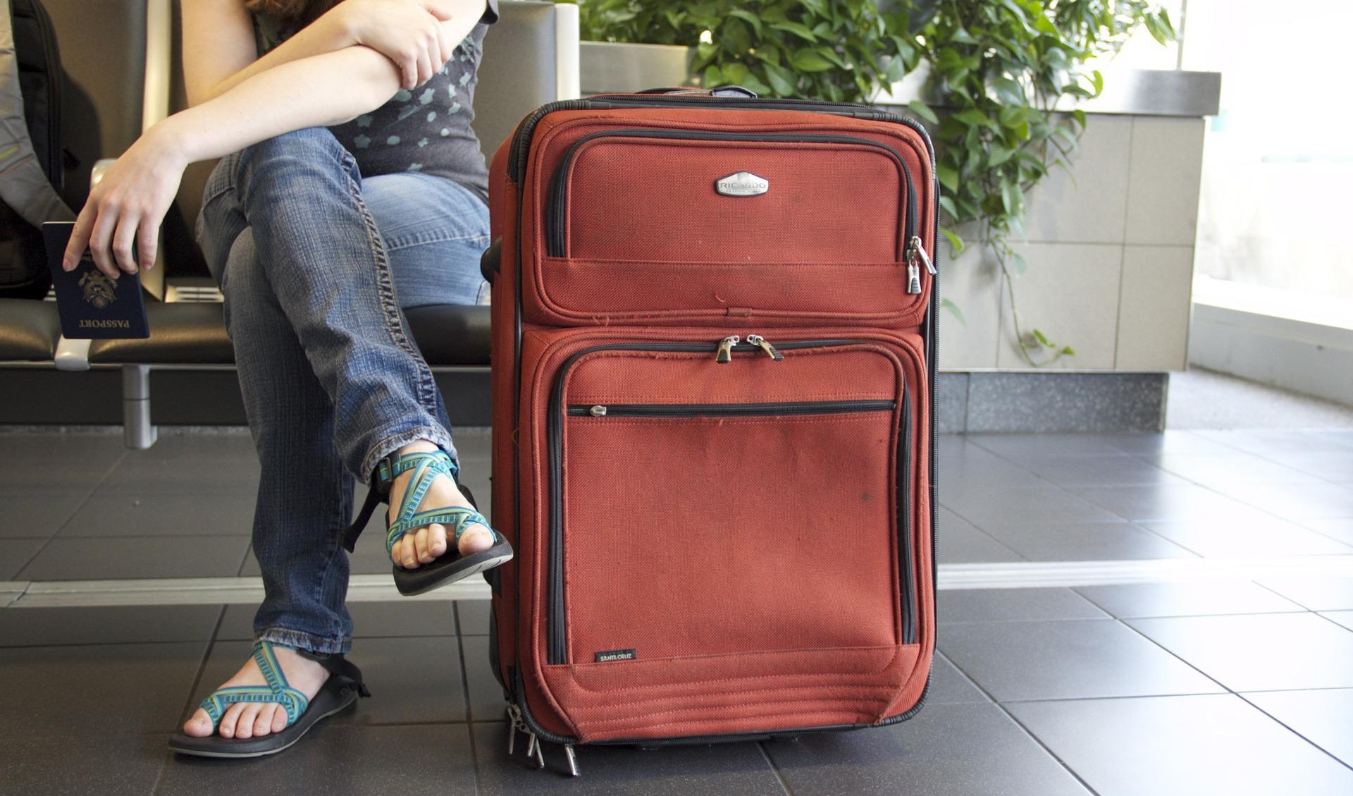 Ruba la valigia a turisti svizzeri e scappa: rintracciata grazie al gps del tablet 